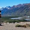 Admirando a paisagem da trilha para a Laguna de Los Tres, no parque Los Glaciares, região de El Chaltén, no sul da patagonia argentina